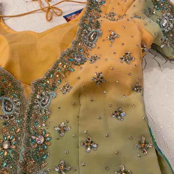 Sari dress heavily beaded - Picture 9 of 16